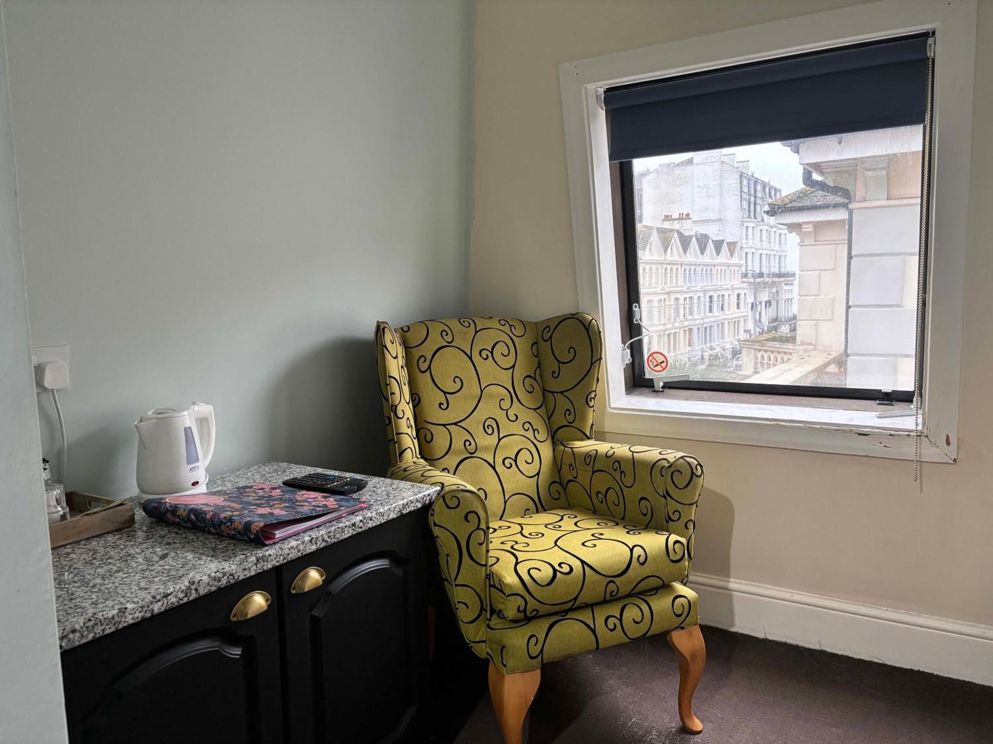The Sheldon B&B - Free Private Parking Істборн Екстер'єр фото