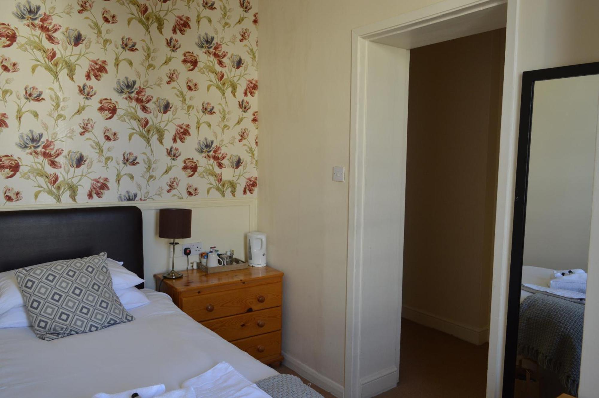 The Sheldon B&B - Free Private Parking Істборн Екстер'єр фото
