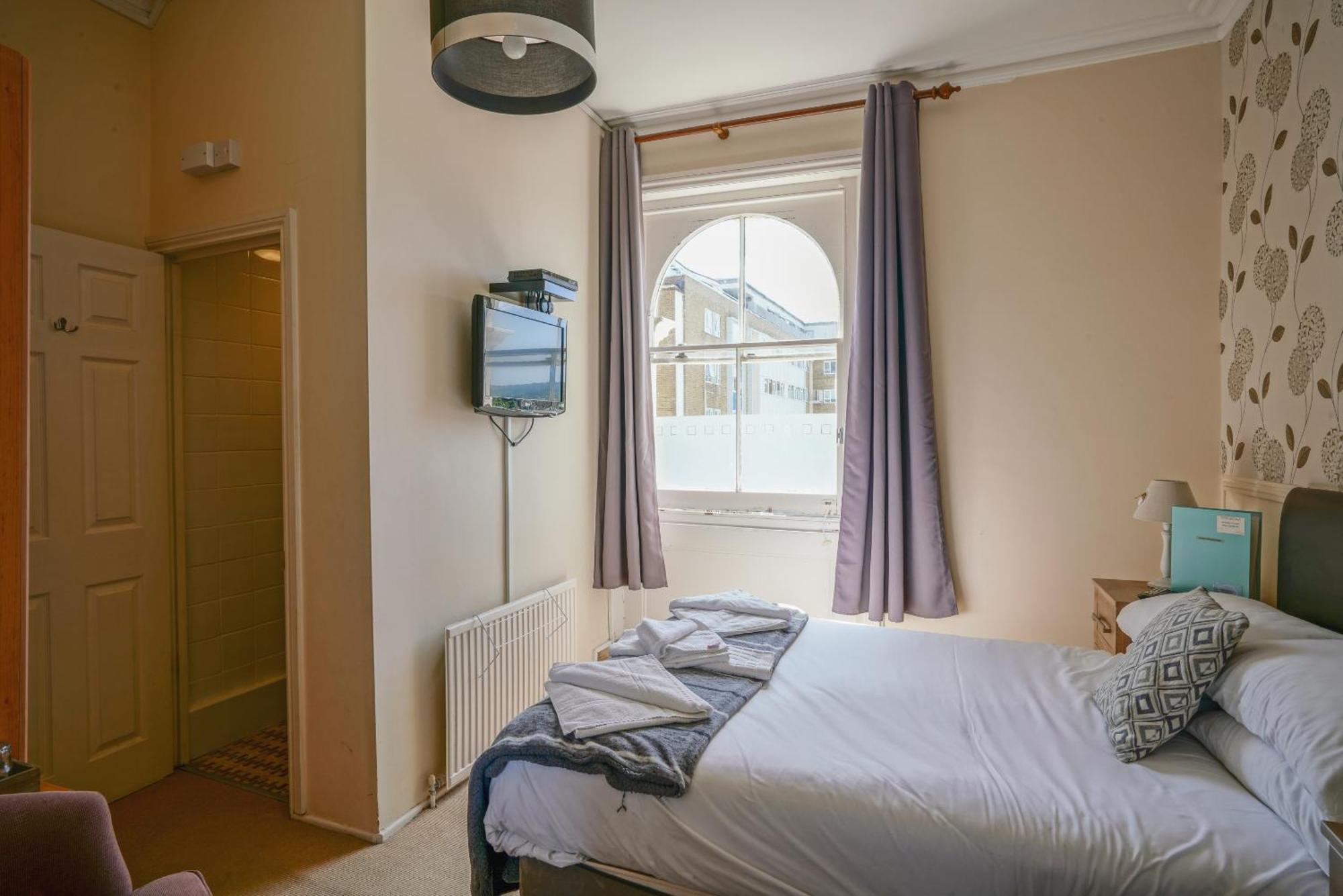 The Sheldon B&B - Free Private Parking Істборн Номер фото